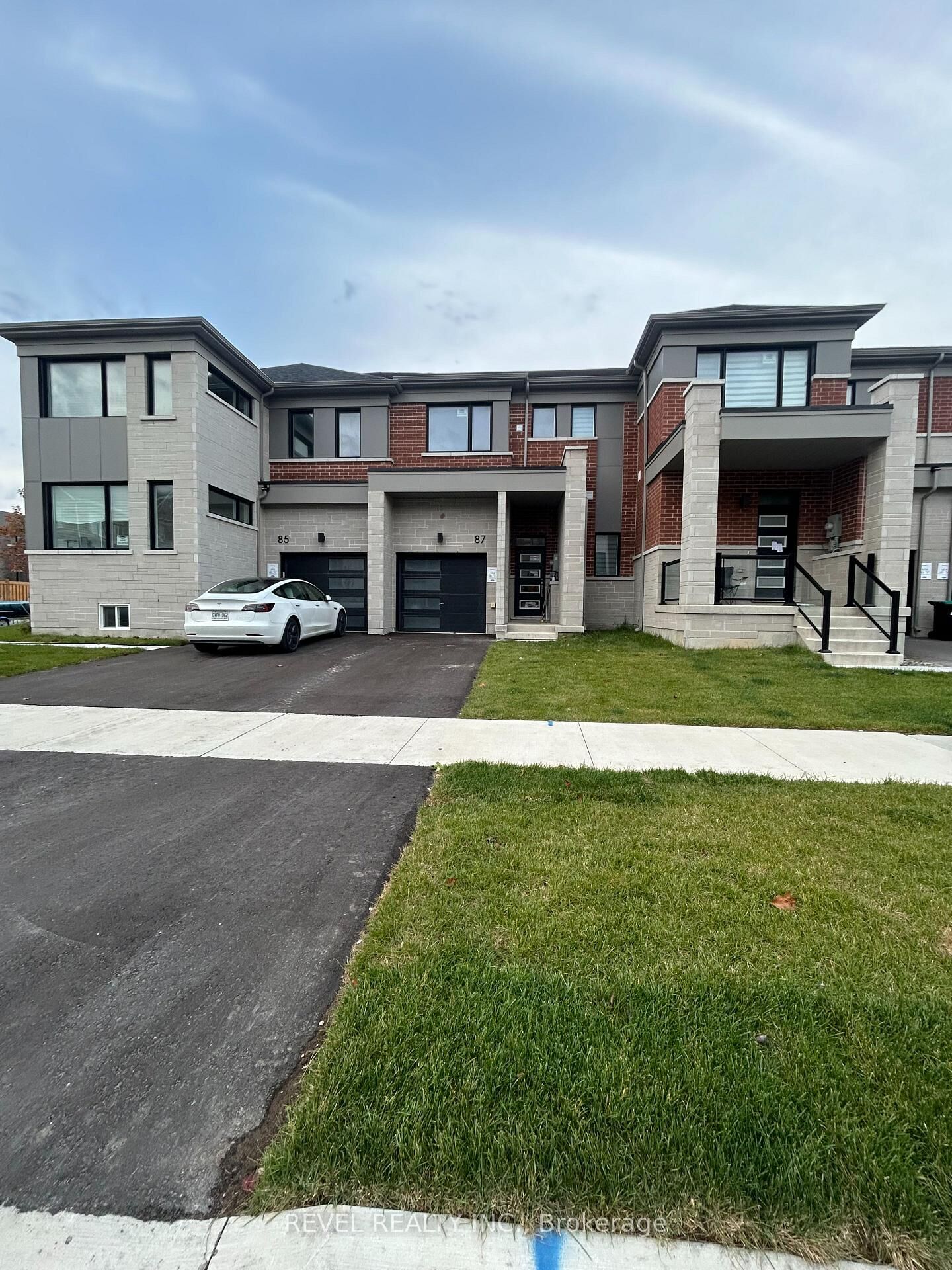 Property Photo:  87 Ennerdale Street  ON L9J 0Z9 