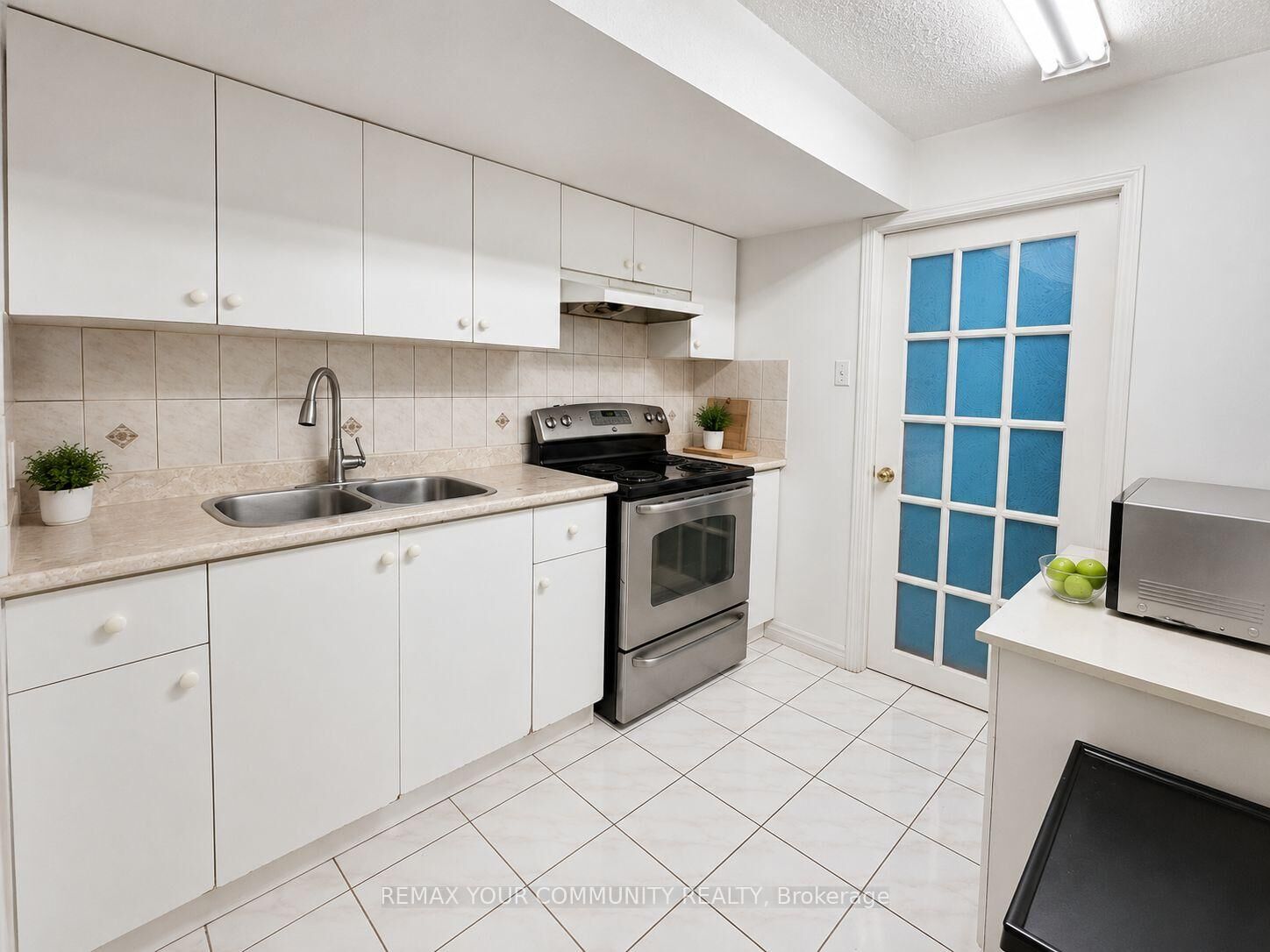Property Photo:  75 Rembrandt Drive Bsmt  ON L3R 4W6 