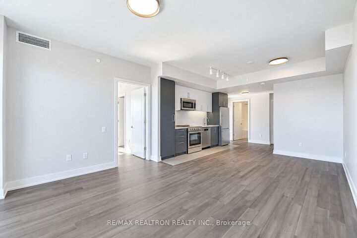 Property Photo:  2525 Bathurst Street 804  ON M6B 2Y9 