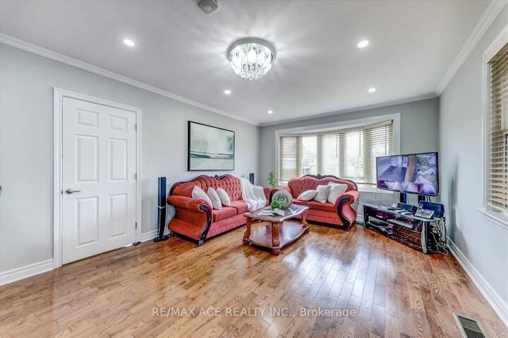 Property Photo:  137 Janray Drive Main  ON M1G 1Y8 