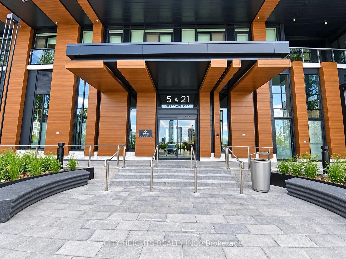Property Photo:  5 Meadowdale Road 1709  ON L4K 0C7 