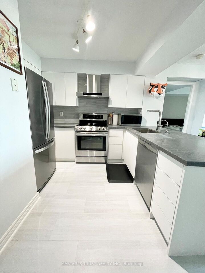 Property Photo:  28 Harrison Garden Boulevard 801  ON M2N 7B5 