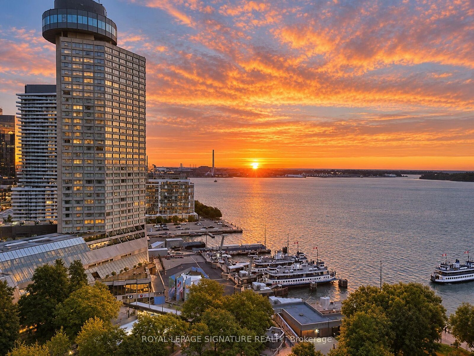 Property Photo:  33 Harbour Square 1806  ON M5J 2G2 