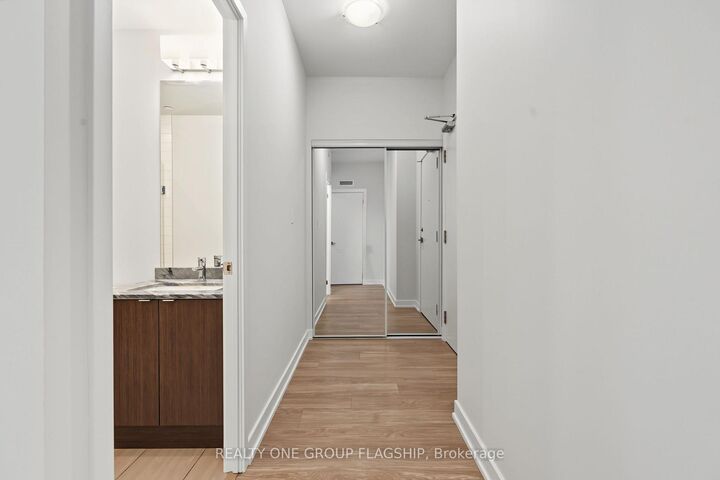 Property Photo:  4085 Parkside Village Drive 7  ON L5B 0K9 