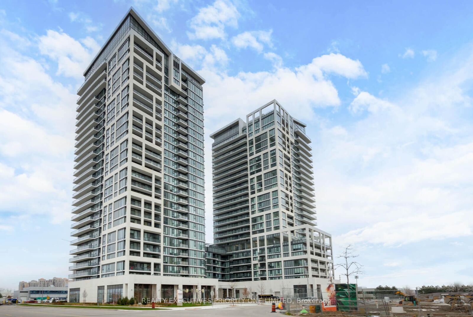 Property Photo:  9000 Jane Street 923  ON L4K 0M6 