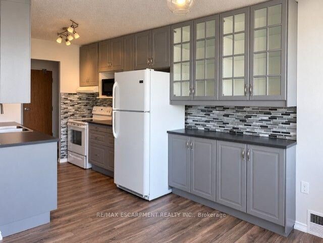 Property Photo:  200 Jamieson Parkway 615  ON N3C 4B5 