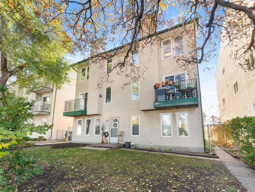 Property Photo:  204 Goulet Street  MB R2N 0G5 