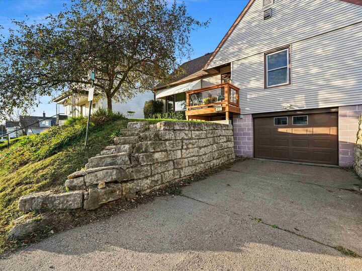 Property Photo: 819 Goethe Street IA 52001