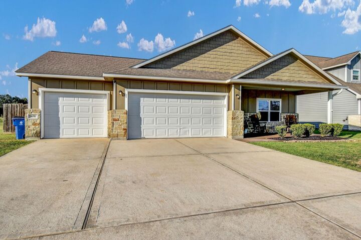 Property Photo:  406 Wellshire Drive  TX 77486 