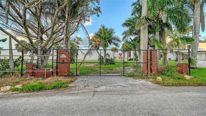 Property Photo:  609 Norsota Way  FL 34242 