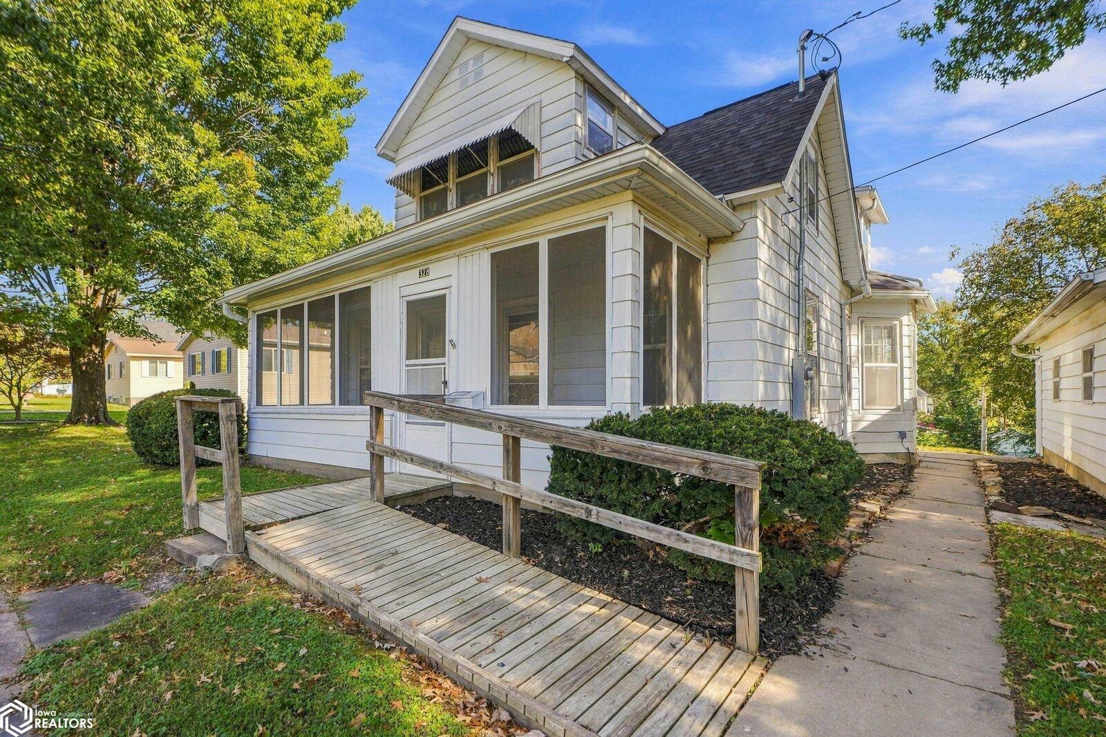 Property Photo:  328 N Plane Street  IA 52601 