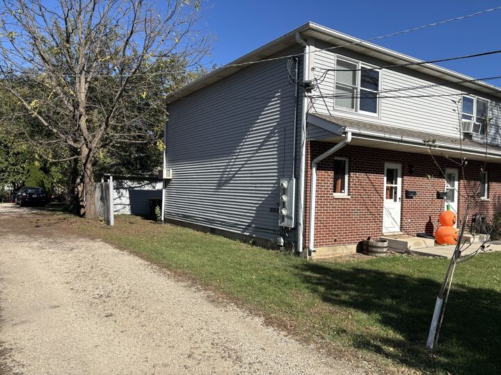 Property Photo:  322 W Railroad Street 3  IL 60152 