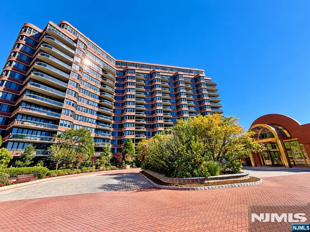 Property Photo:  100 Carlyle Drive 2gs  NJ 07010 