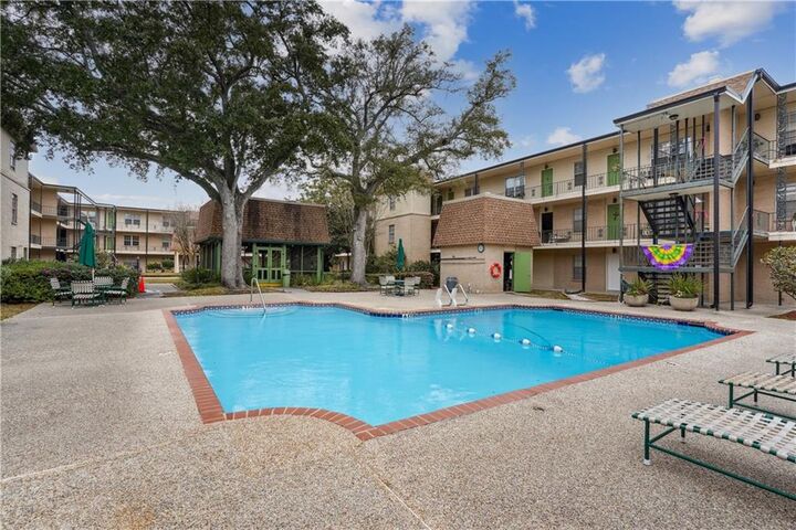 Property Photo: 2716 Whitney Place 425 LA 70002