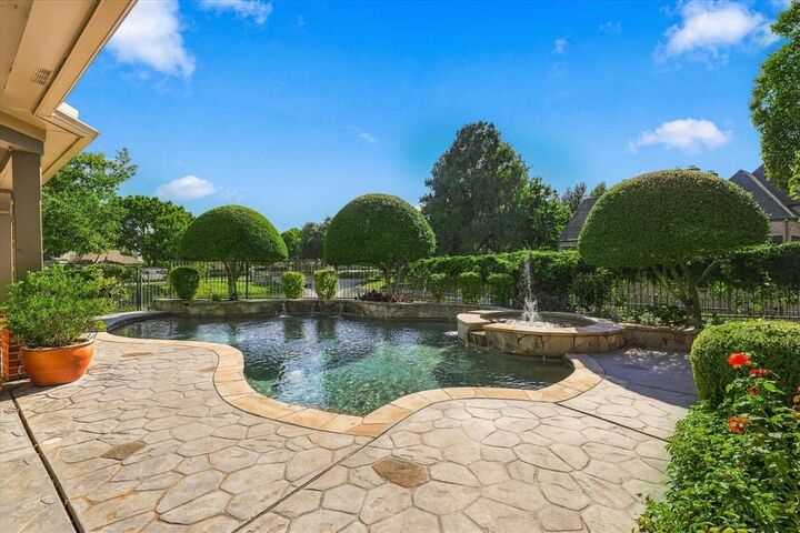 Property Photo: 2104 Sutton Place TX 75093