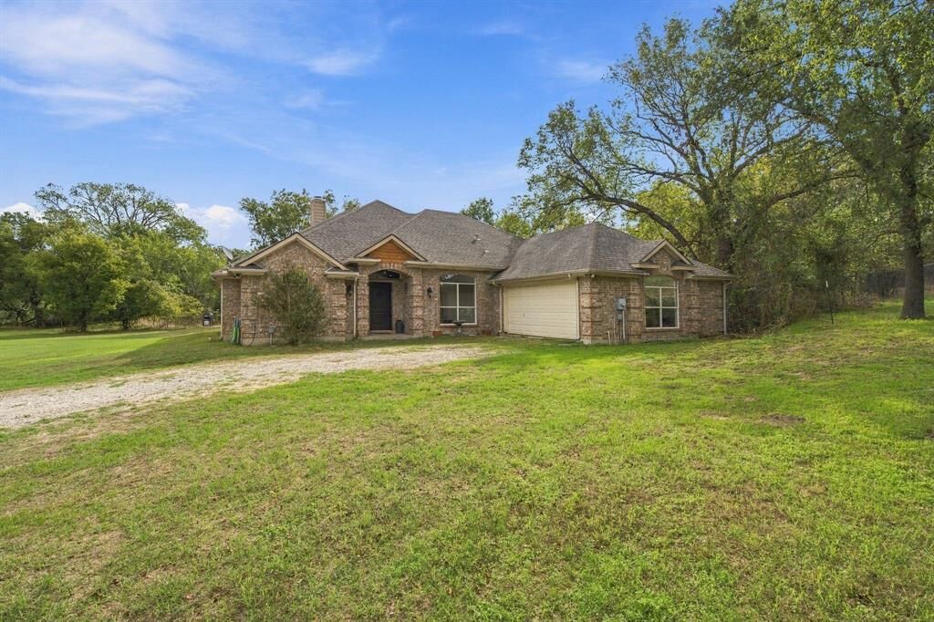 Property Photo:  502 Three Skillet Road  TX 76082 