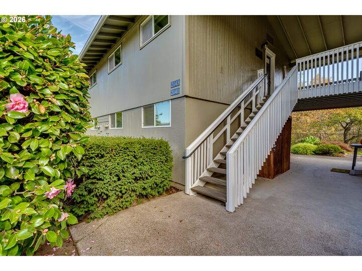 Property Photo:  2141 W 15th Ct  OR 97402 