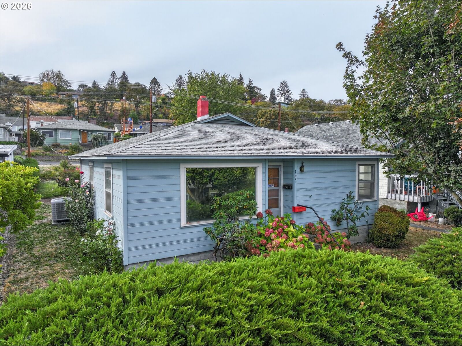 Property Photo: 722.5 E 13th St OR 97058