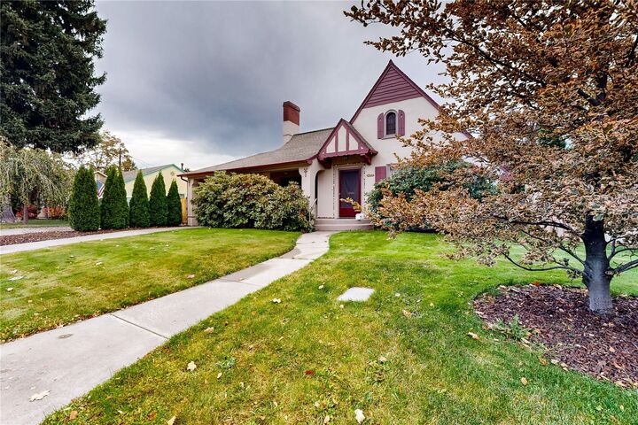 Property Photo:  1122 E Isaacs Avenue  WA 99362 