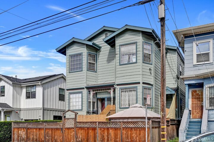Property Photo:  860 20th Street  CA 94607 