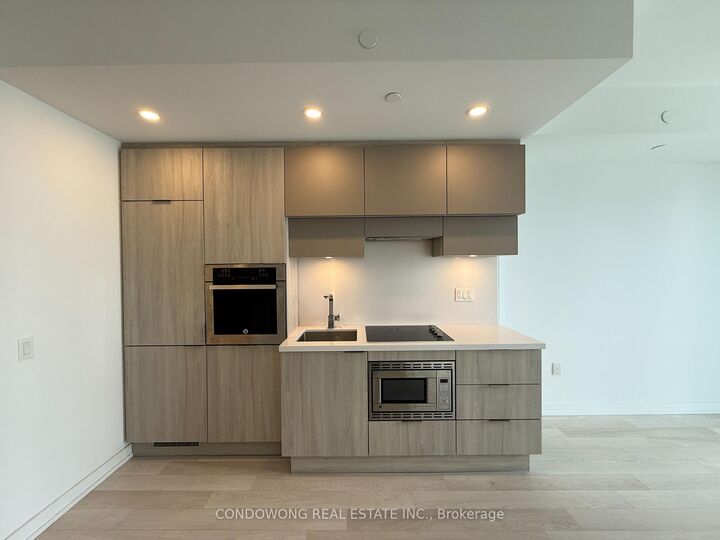 Property Photo:  39 Roehampton Avenue 2901  ON M4P 1P9 