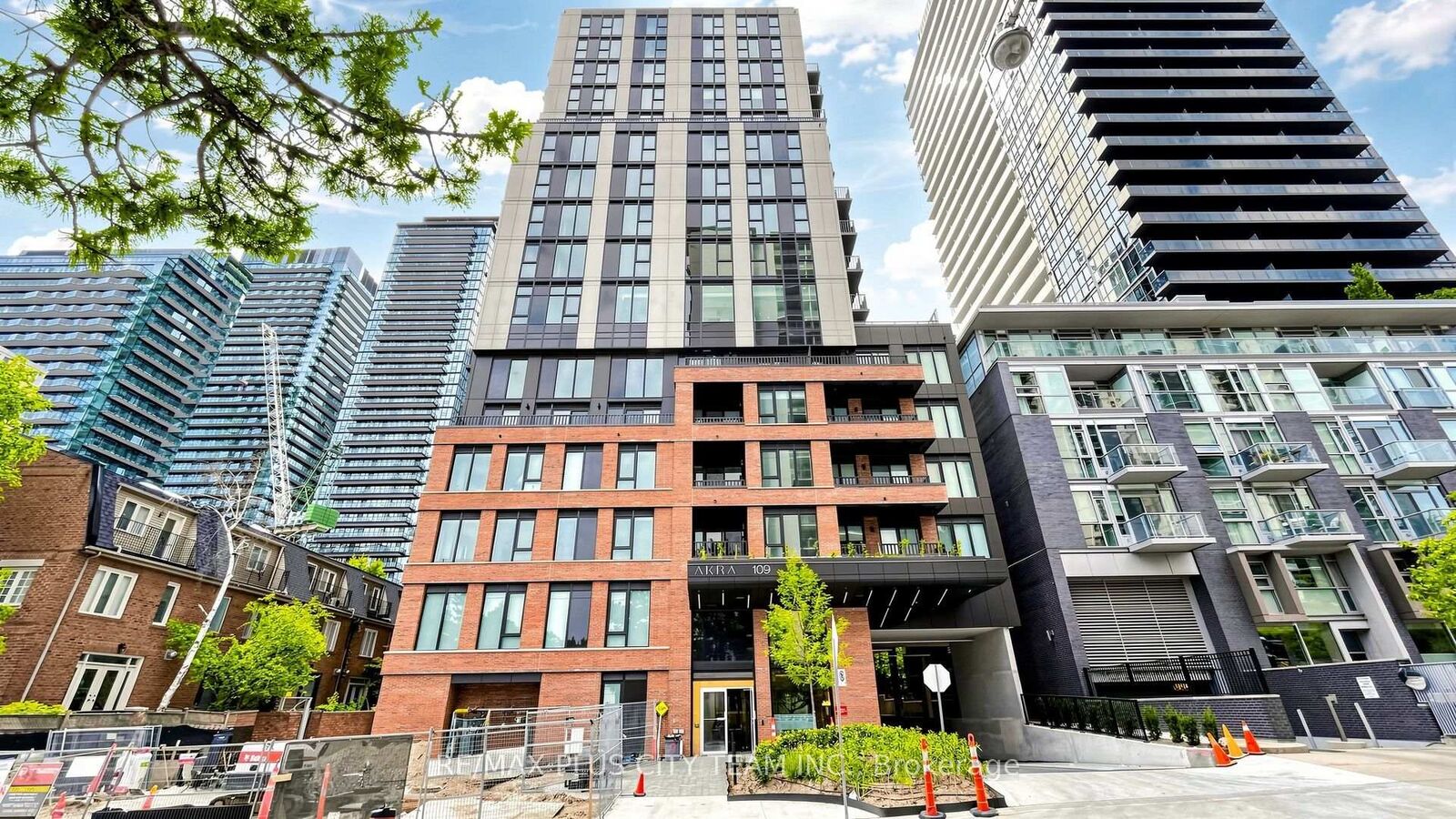 Property Photo:  109 Erskine Avenue 1703  ON M4P 0G6 