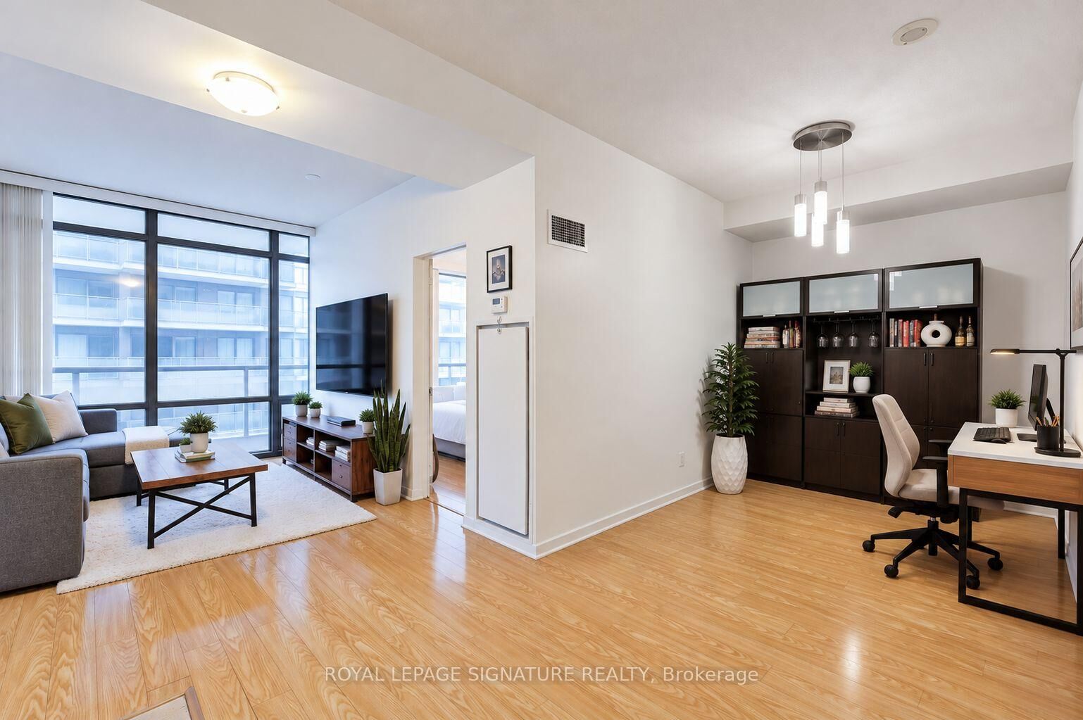 Property Photo: 37 Grosvenor Street 2709 ON M4Y 3G5