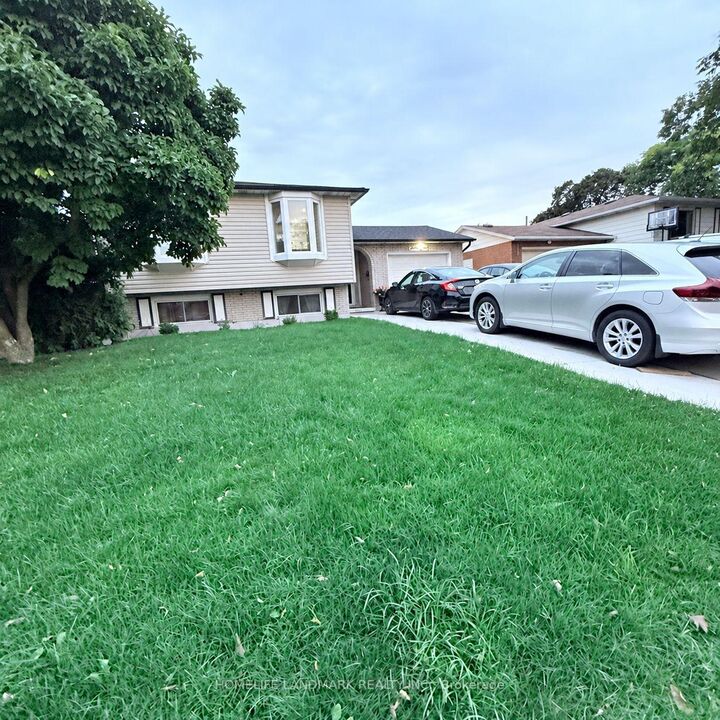 Property Photo:  31 Country Club Drive  ON L8K 5W4 