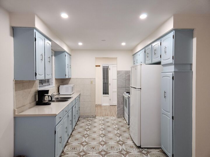 Property Photo:  8 Tina Court  ON M3L 2H4 