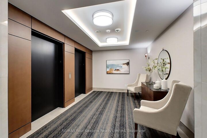 Property Photo:  1 Hume Street W 514  ON L9Y 0X3 