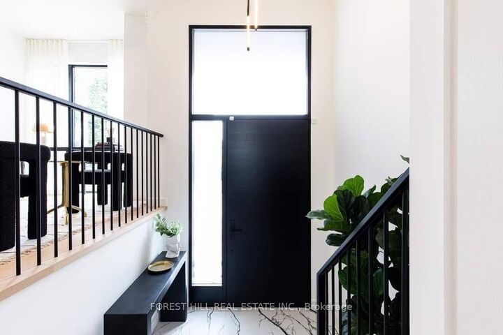 Photo de la propriété:  433B Deloraine Avenue  ON M5M 2B9 