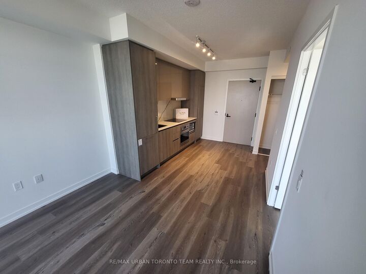 Property Photo: 225 Commerce St Street 5910 ON L4K 0P9