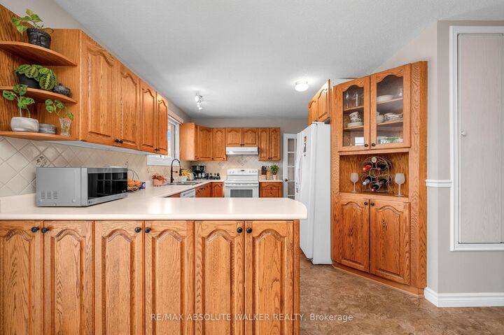 Property Photo:  337 Roxdale Avenue  ON K1E 1T9 