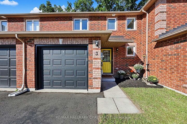 Property Photo:  38 Kenwell Crescent 3  ON L4N 0Z6 