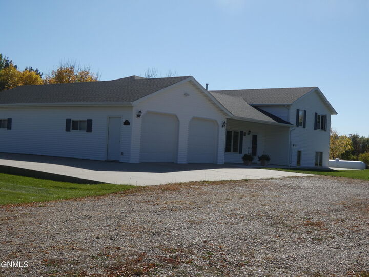 Property Photo:  908 Bristol Drive E  ND 58501 