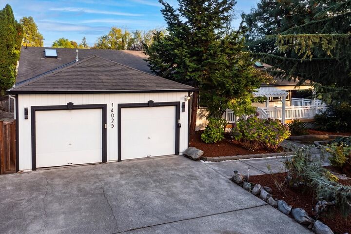 Property Photo: 14025 SE 197th Place WA 98058