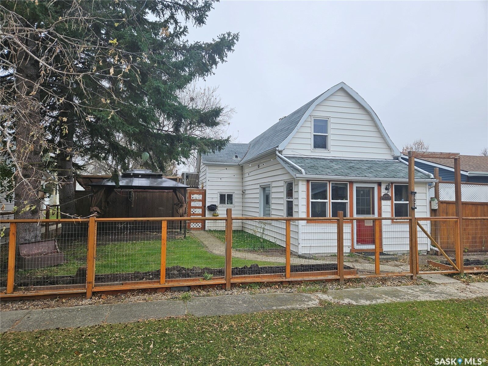 Property Photo: 107 Carlyle Street SK S0C 0G0