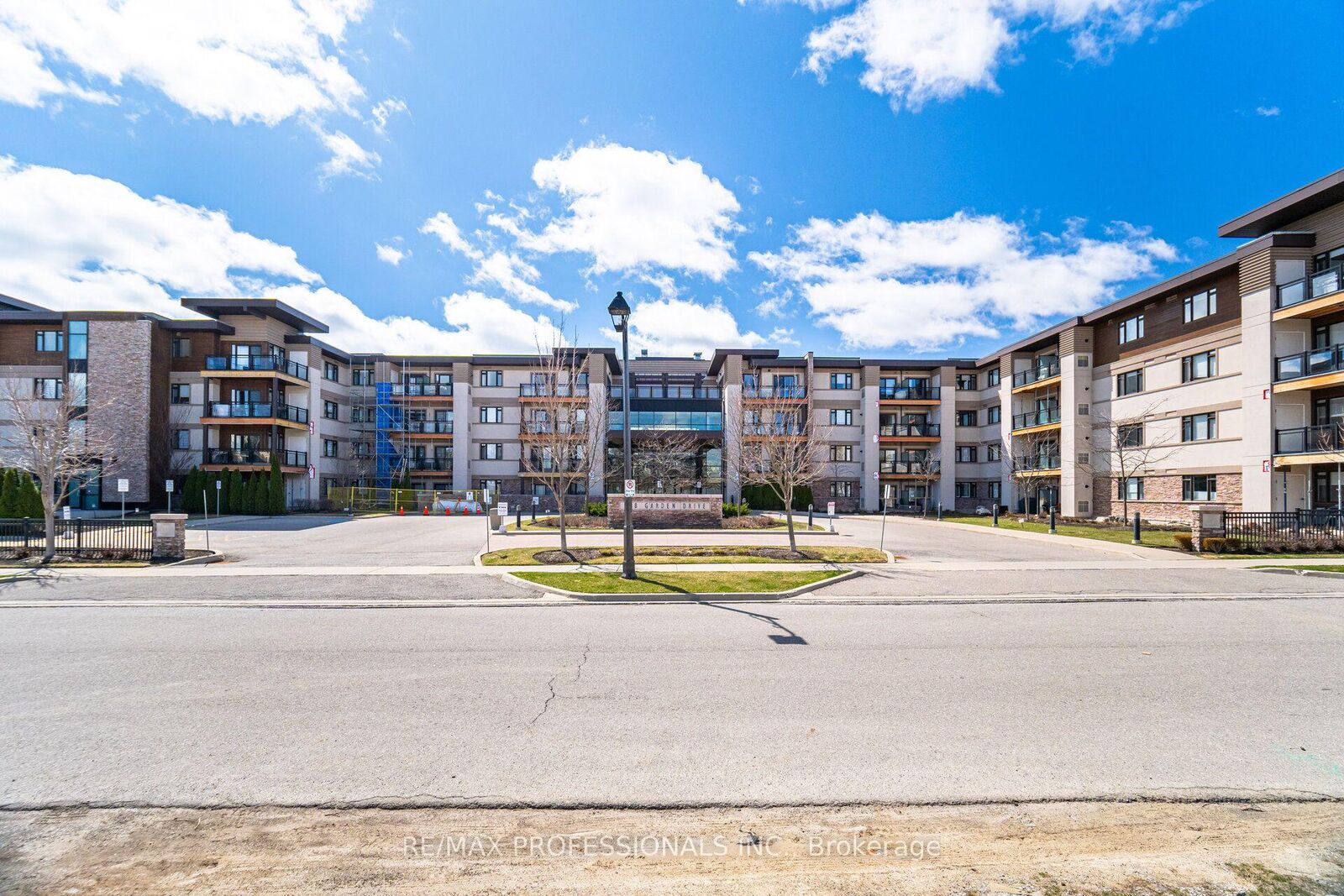 Property Photo:  128 Garden Drive 323  ON L6K 2W5 