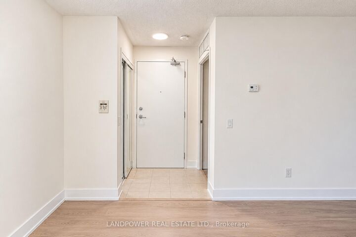 Property Photo:  155 Beecroft Road 2206  ON M2N 7C6 