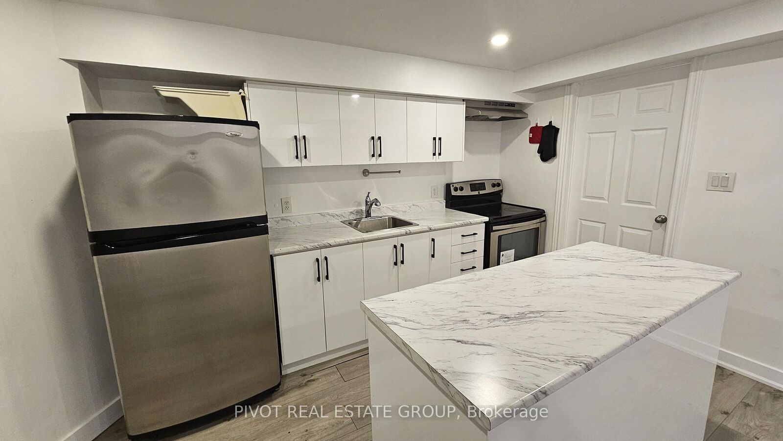 Property Photo:  1379 Freeport Drive Bsmt  ON L5C 1S5 