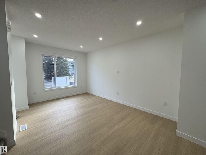 Property Photo:  11106 72 Avenue NW Upper  AB T6G 0B2 