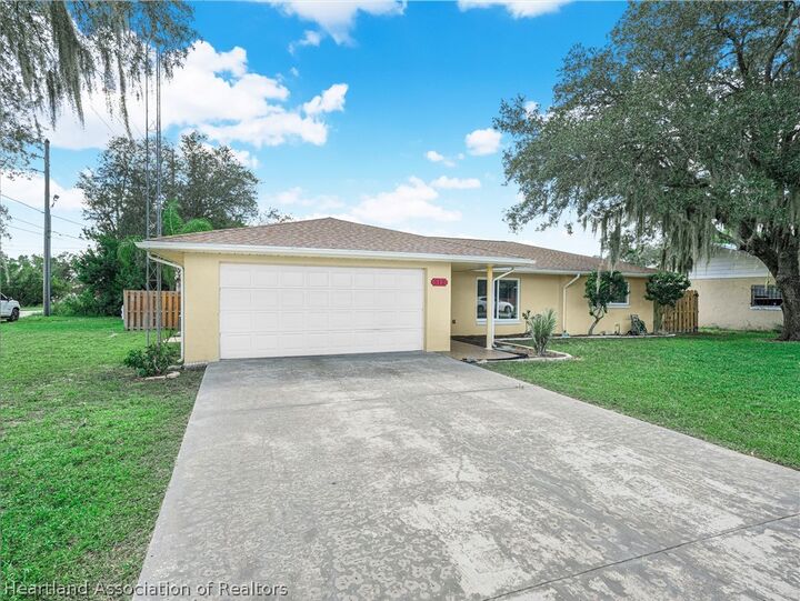 Property Photo:  512 E Riviera Street  FL 33825 
