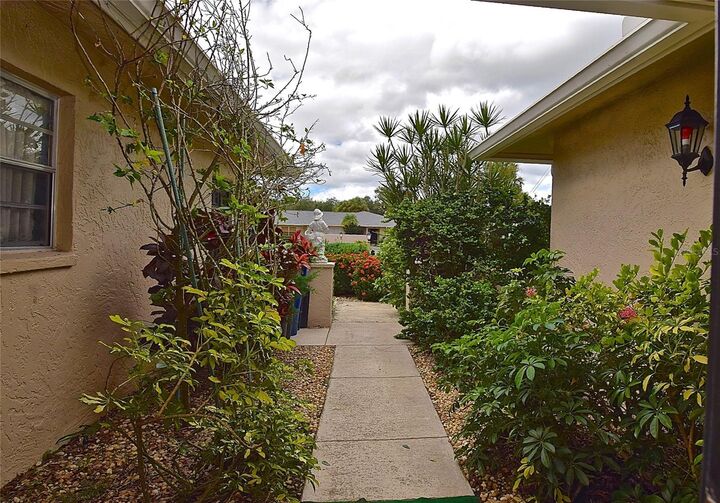 Property Photo:  6883 W Country Club Lane  FL 34243 