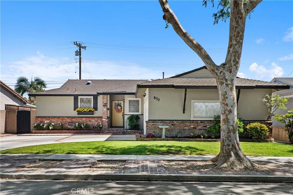 Property Photo:  852 Kallin Avenue  CA 90815 