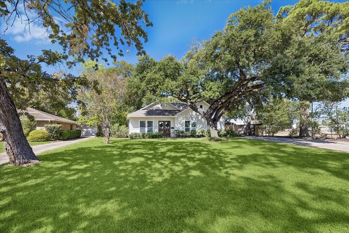 Property Photo:  702 W 41st Street  TX 77018 