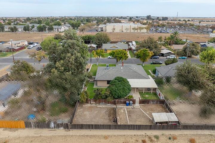 Property Photo:  817 Nickel Street  CA 93635 