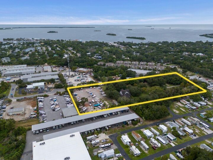 Property Photo: 201 Old Oak Lane FL 34683