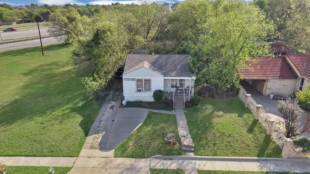 Property Photo:  2813 S Wesleyan Drive  TX 76105 
