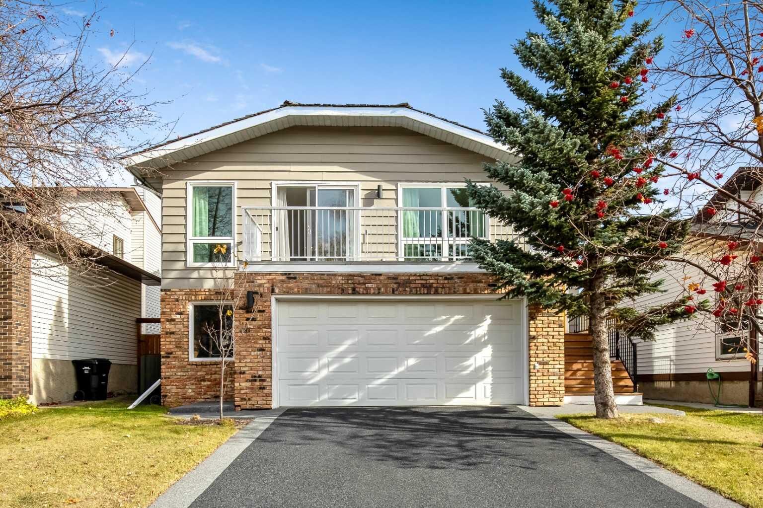 Property Photo:  71 Strathclair Rise SW  AB T3H 1G3 