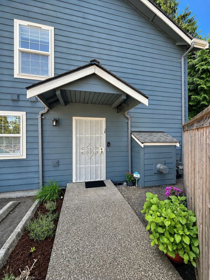 Property Photo: 15633 44th Avenue W B-1 WA 98087